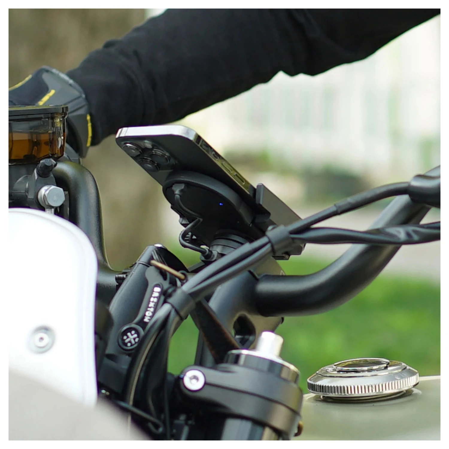 SP Connect SPC+ Universal Charging Clamp 6 SP Connect SPC+ Universal Charging Clamp - Image 4